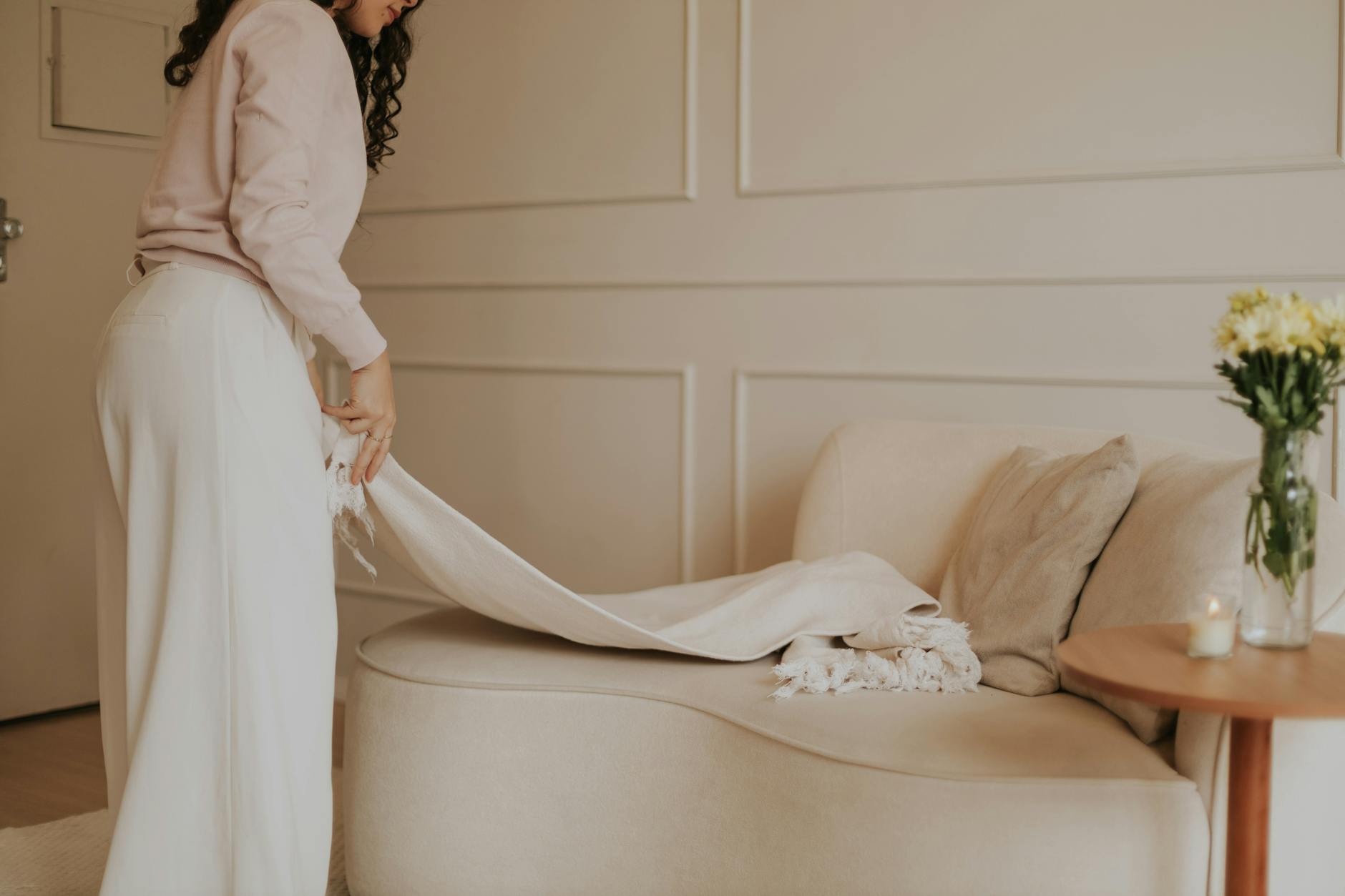 Jak urządzić salon w stylu marynistycznym: praktyczny poradnik kolorów, tkanin i dekoracji z muszli Jasny, minimalistyczny salon z elegancką sofą i delikatnymi dodatkami