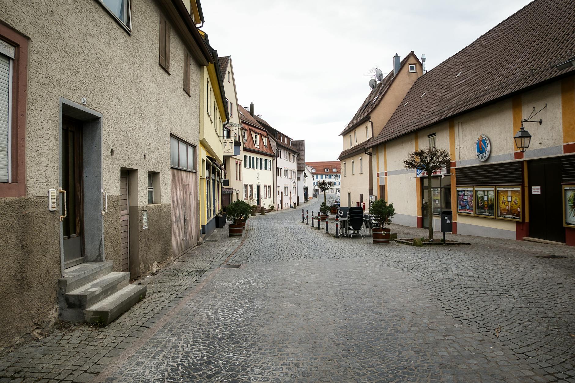 Brukowana uliczka w Weil der Stadt otoczona tradycyjnymi kamienicami