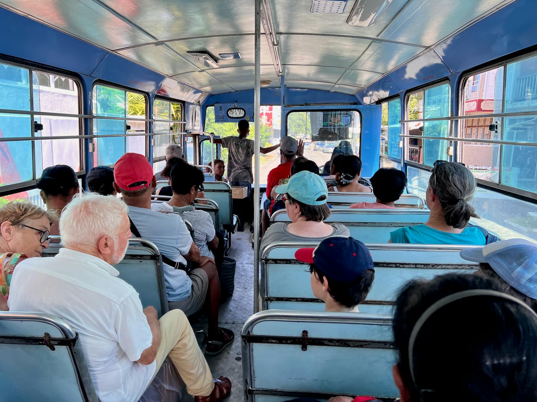 Pasażerowie w zatłoczonym autobusie w Dominikanie za dnia