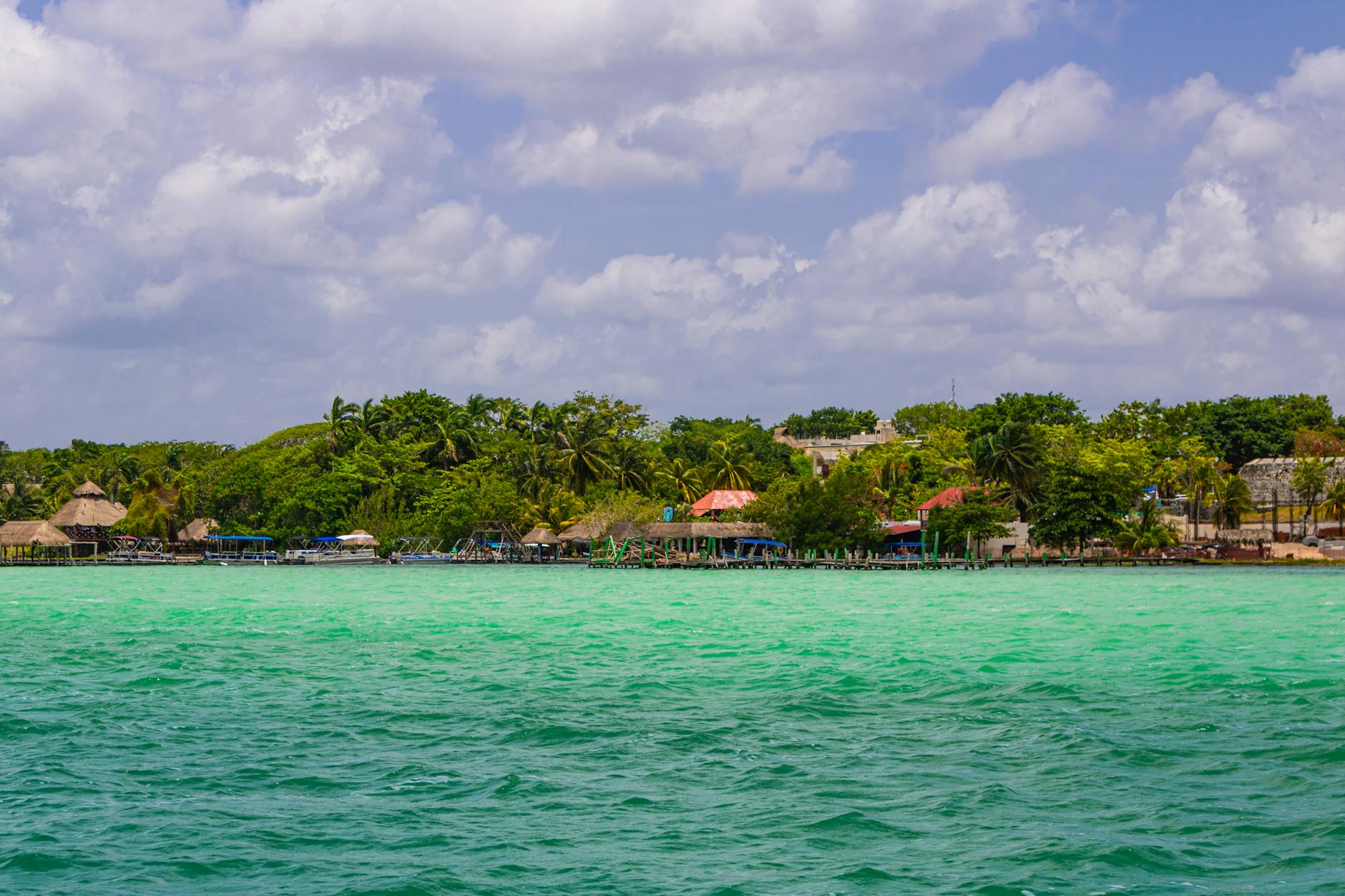 Turkusowa laguna otoczona zielenią na karaibskim wybrzeżu Gwatemali