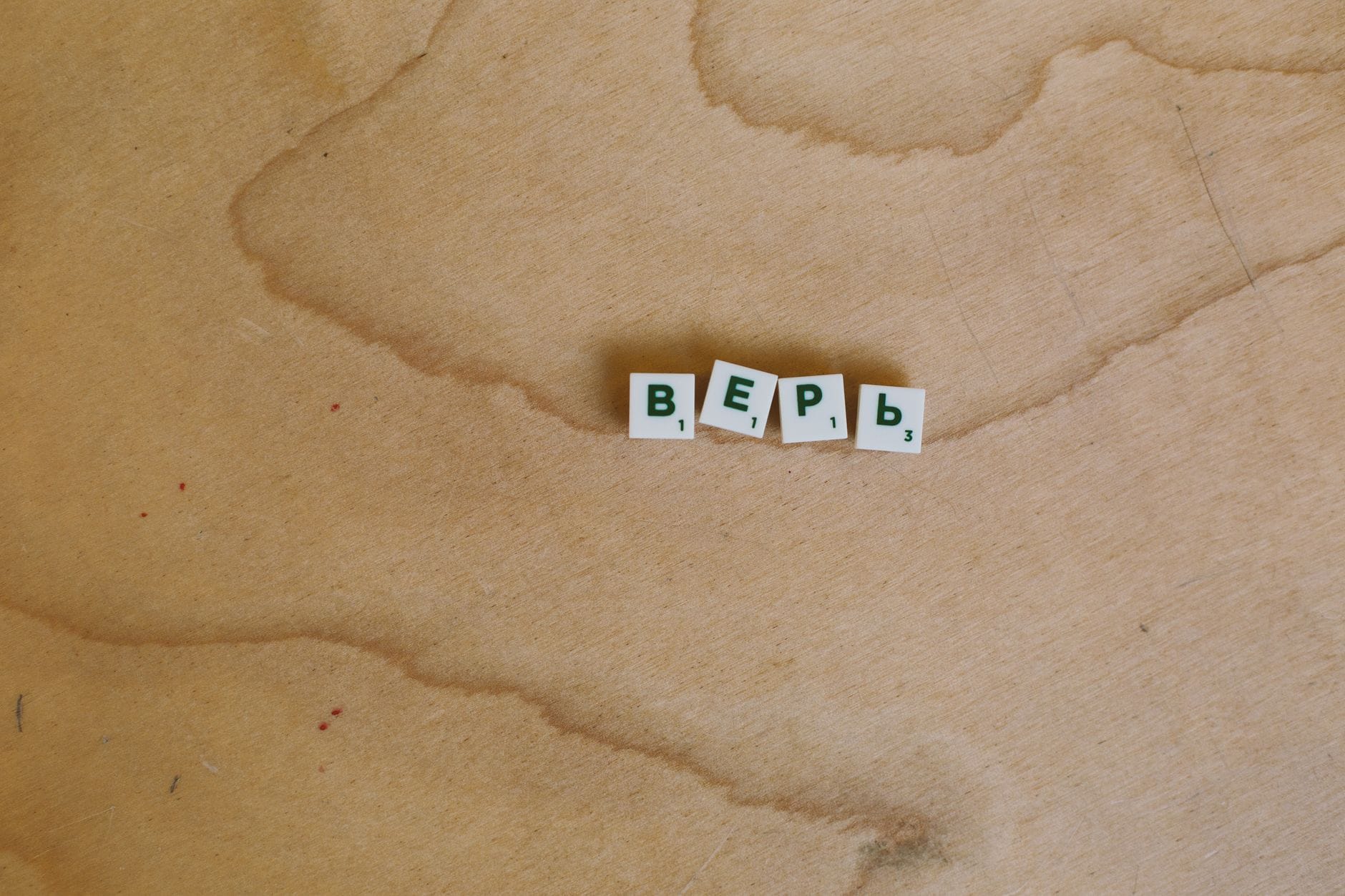 Drewniane kostki Scrabble z rosyjskim słowem wier na stole
