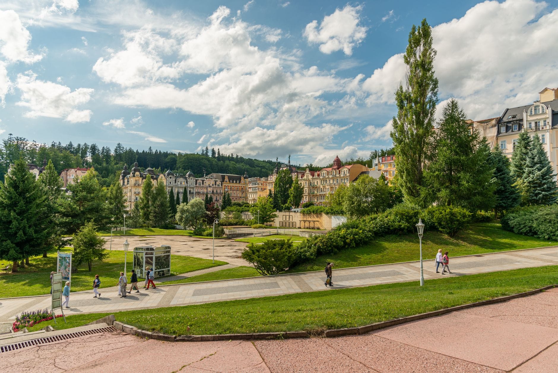 Historyczne sanatorium otoczone zielenią w Mariánské Lázně