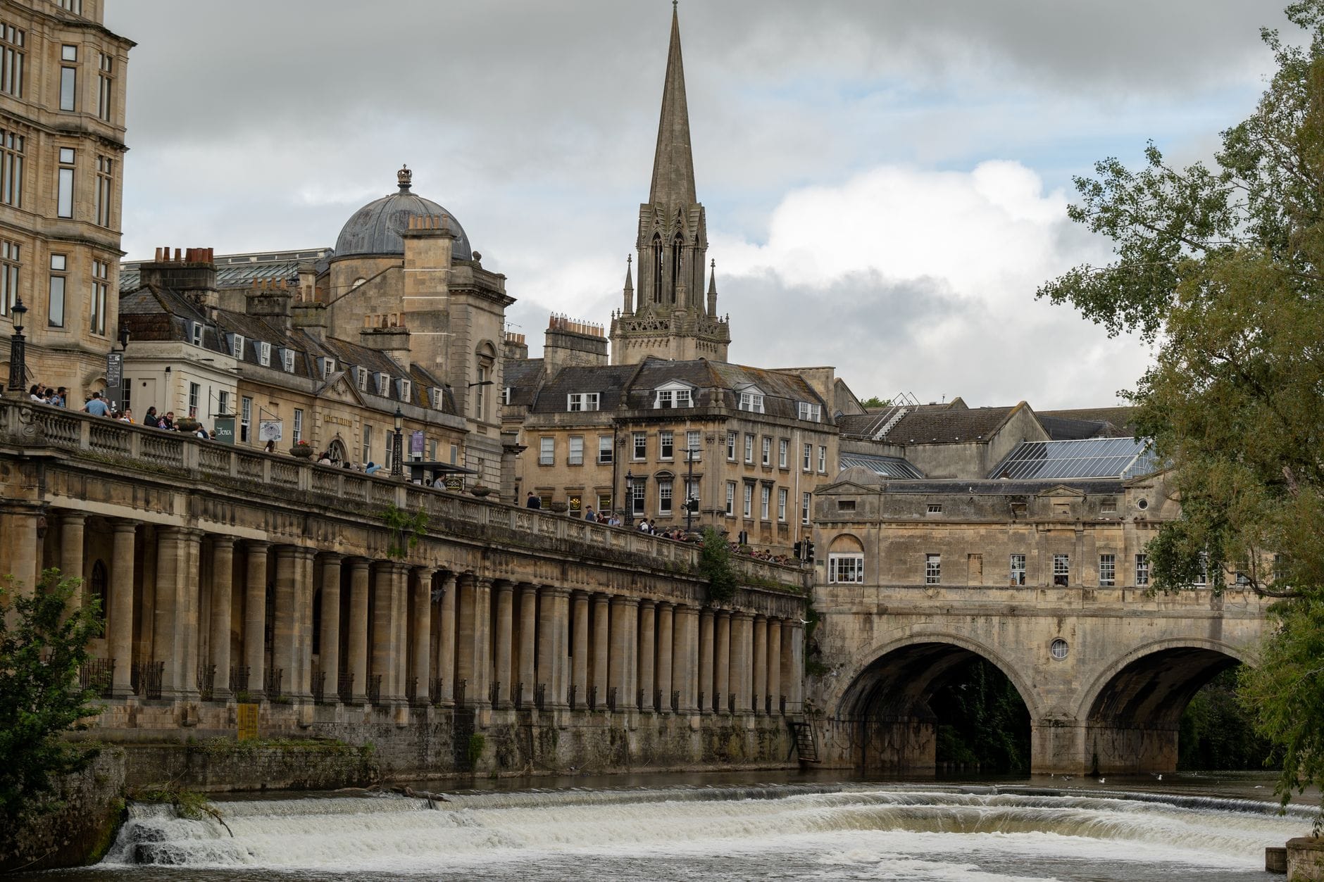 Most Pulteney nad rzeką w Bath z historyczną zabudową Most Pulteney nad rzeką w Bath z historyczną zabudową