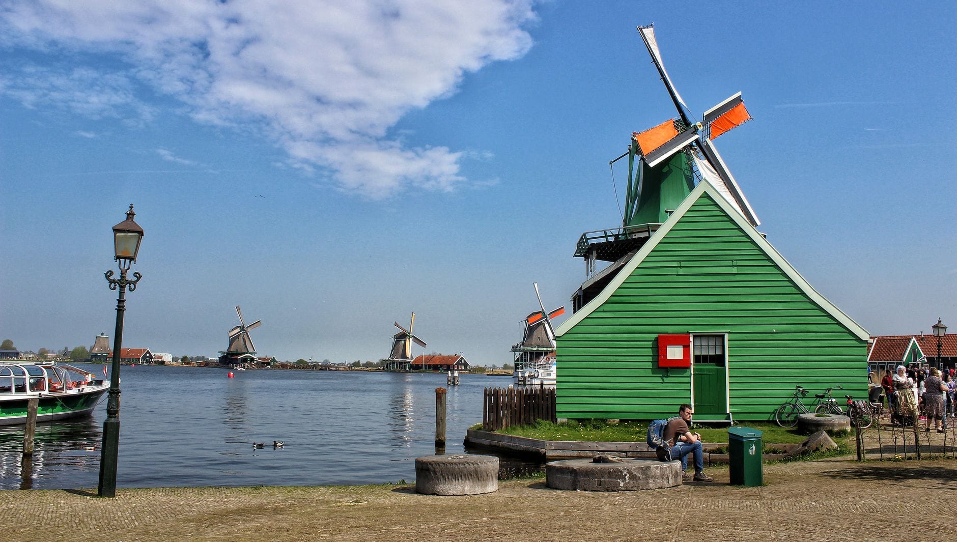 Tradycyjne wiatraki nad spokojnym kanałem w Zaanse Schans
