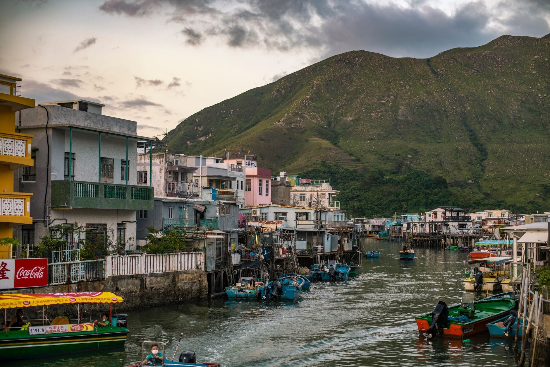 Wioska rybacka Tai O w Hongkongu z domami na palach i łodziami