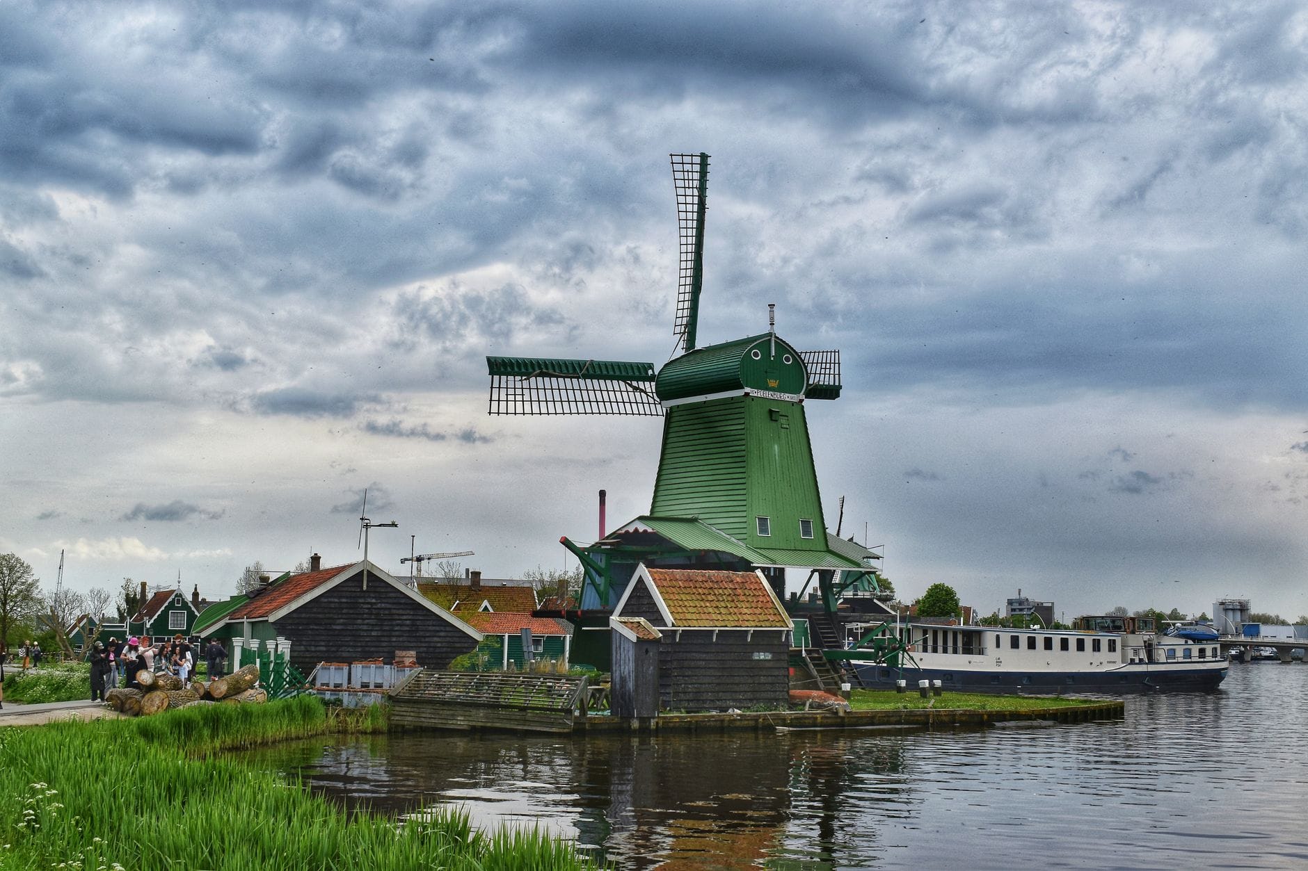 Zielony wiatrak w Zaanse Schans na tle pochmurnego nieba