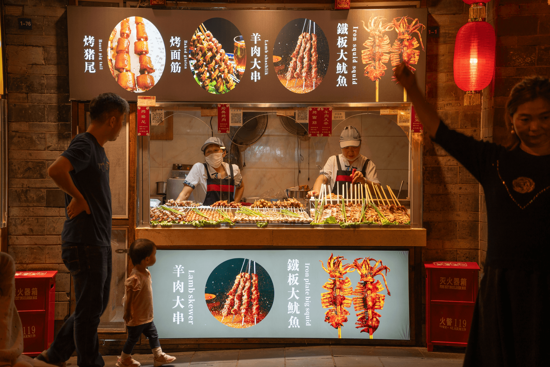 Stragan z ulicznymi szaszłykami na nocnym targu w Chengdu
