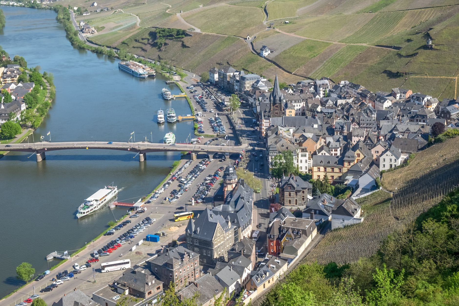 Widok z lotu ptaka na Bernkastel-Kues nad Mozelą w Niemczech