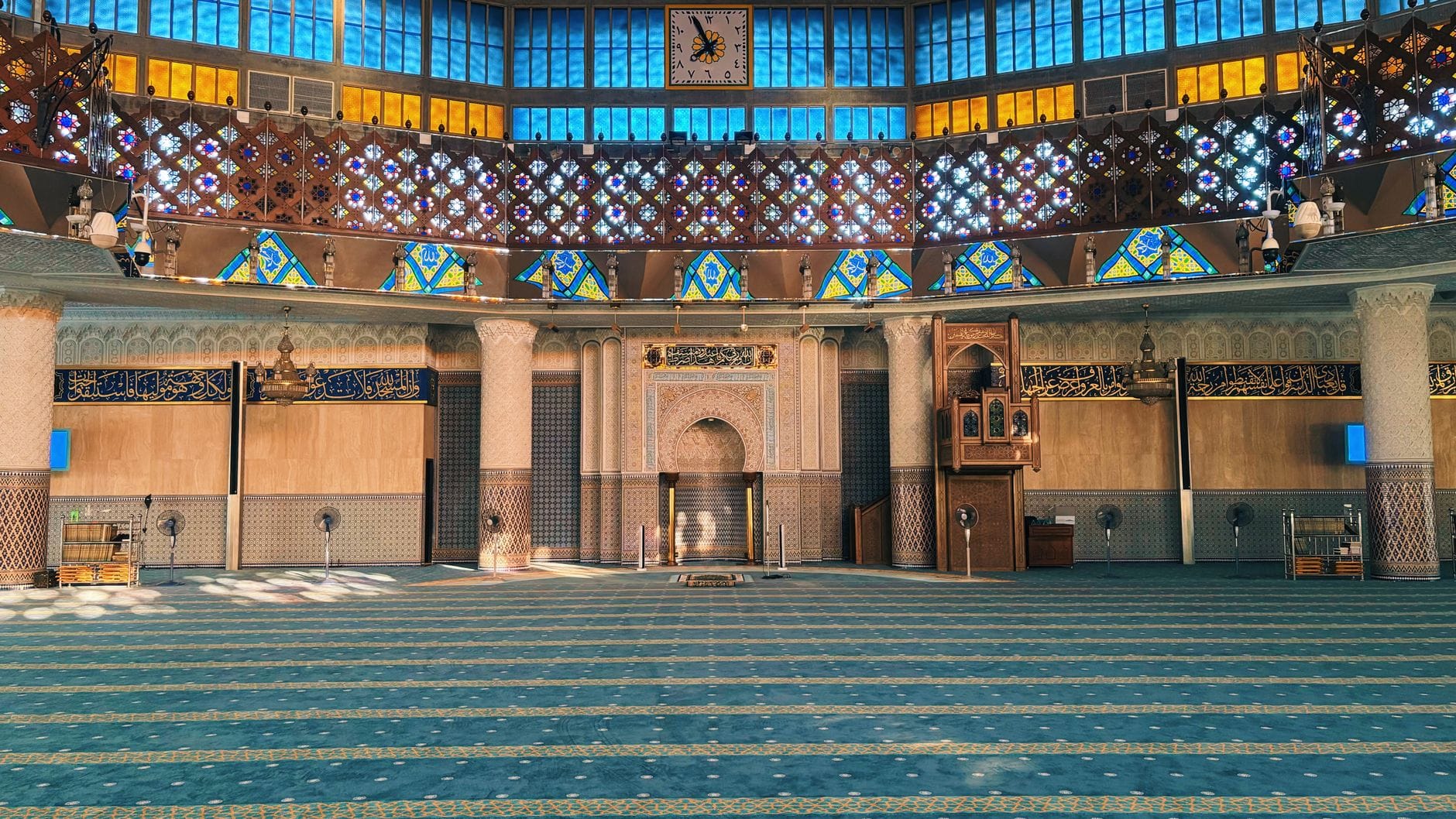 Najpiękniejsze meczety Malezji, które zachwycają detalem, światłem i spokojną atmosferą Wnętrze meczetu w Kuala Lumpur z misternymi zdobieniami i kolorami