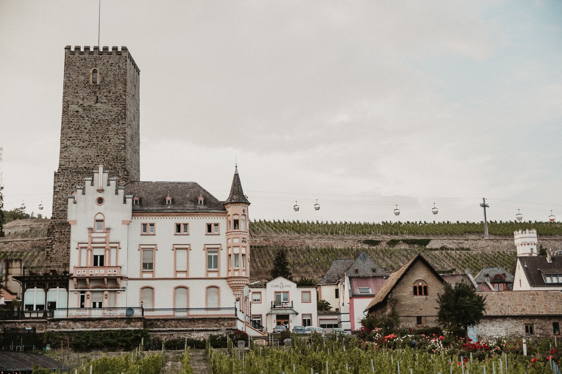 Zamek Boosenburg nad Renem w Rüdesheim, historyczna budowla w Niemczech