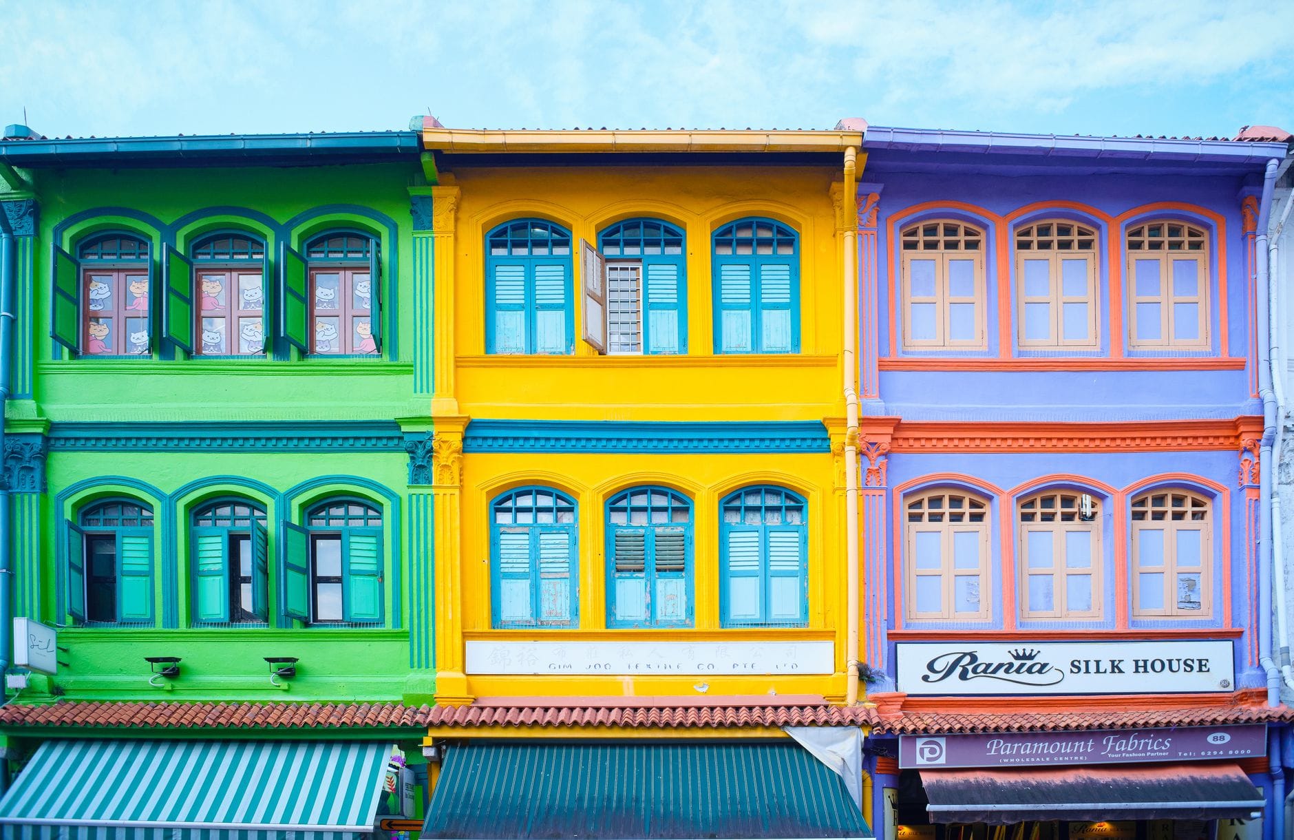 Kolorowe kolonialne shophouses w Singapurze z tradycyjnymi detalami