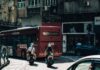 Jak poruszać się po Makau bez samochodu: autobusy, piesze trasy i taksówki Dwaj skuterzyści jadący za autobusem na ruchliwej ulicy Makau