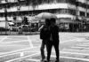 Hongkong w deszczu: 12 miejsc i pomysłów, gdy nie da się iść na szlak Ludzie pod parasolem na ulicy w Hongkongu w deszczu