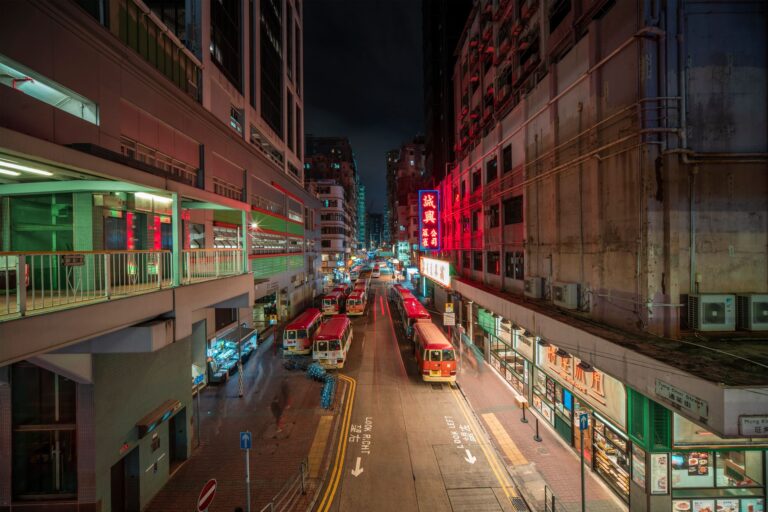 Tętniące życiem ulice Hongkongu nocą w deszczu