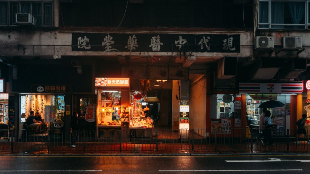Wieczorne witryny azjatyckiego targu w Hongkongu w świetle neonów